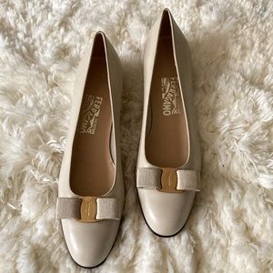 SALVATORE FERRAGAMO: Ivory Leather & "Vara" Buckle Logo Pumps Sz: 9.5 AAAA